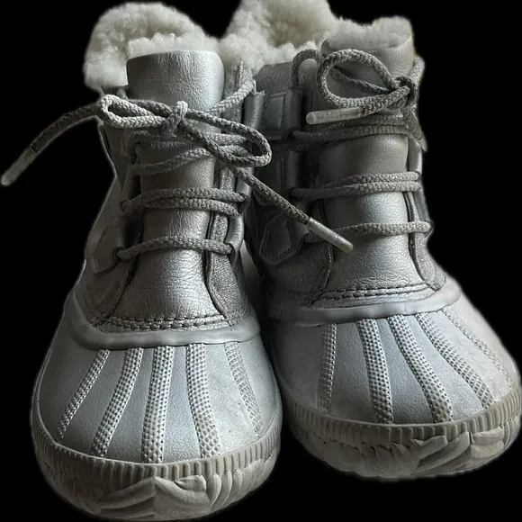Sorel Disney silver leather snow boots w shearling lining US 6.5, EU 37.5