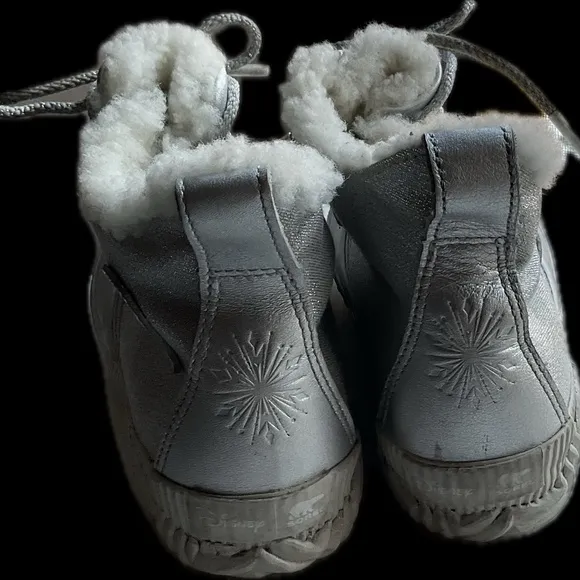 Sorel Disney silver leather snow boots w shearling lining US 6.5, EU 37.5