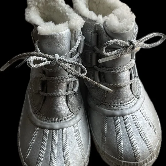 Sorel Disney silver leather snow boots w shearling lining US 6.5, EU 37.5