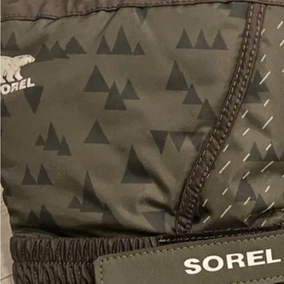 Sorel green insulted kids winter snow boot size 4 excellent loved…
