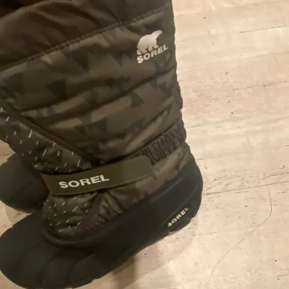 Sorel green insulted kids winter snow boot size 4 excellent loved…