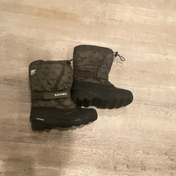Sorel green insulted kids winter snow boot size 4 excellent loved…