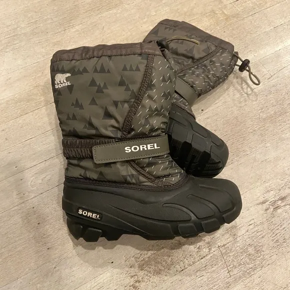 Sorel green insulted kids winter snow boot size 4 excellent loved…
