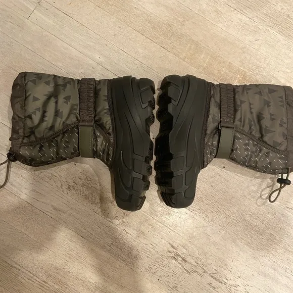 Sorel green insulted kids winter snow boot size 4 excellent loved…