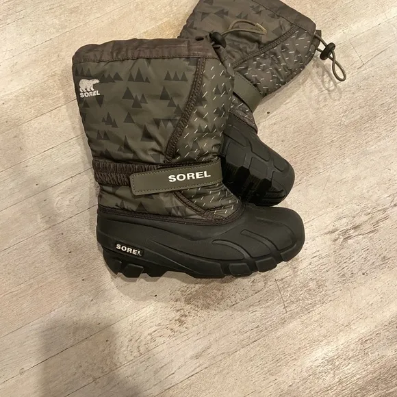 Sorel green insulted kids winter snow boot size 4 excellent loved…