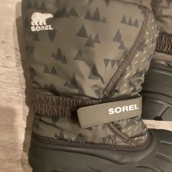 Sorel green insulted kids winter snow boot size 4 excellent loved…
