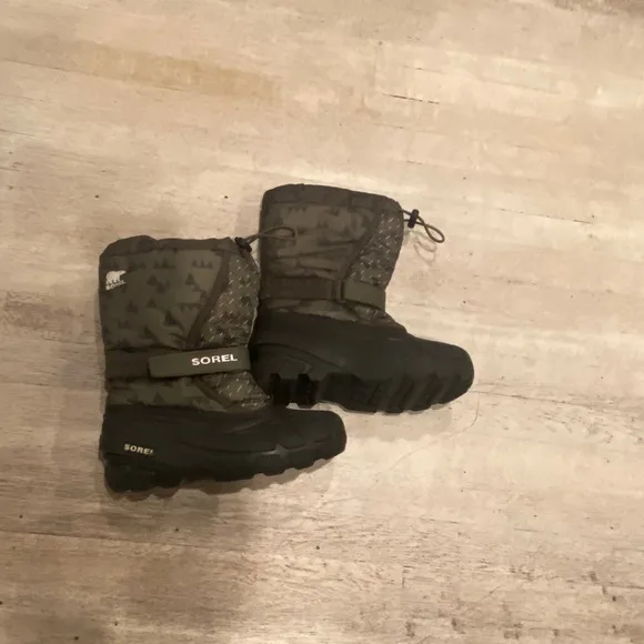 Sorel green insulted kids winter snow boot size 4 excellent loved…
