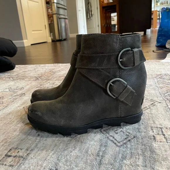 Sorel Joan of Arctic Wedge II Buckle Boots Women's 8.5 Gray Leather Bootie EUC