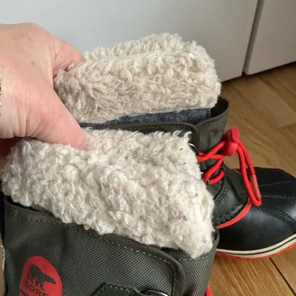 Sorel Kids Waterproof Winter Boots - Black and Red Barely Used in VGC