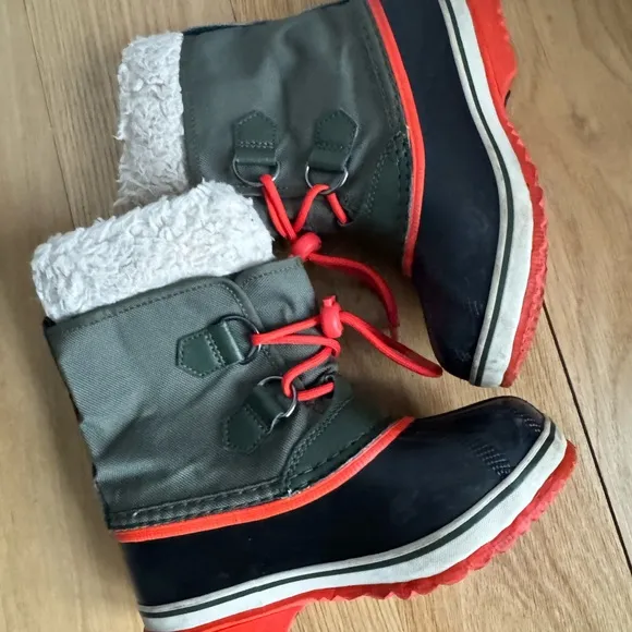 Sorel Kids Waterproof Winter Boots - Black and Red Barely Used in VGC