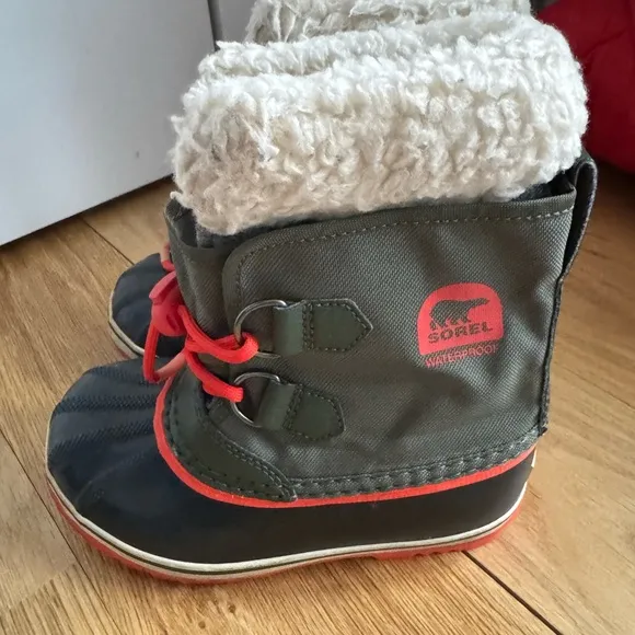 Sorel Kids Waterproof Winter Boots - Black and Red Barely Used in VGC
