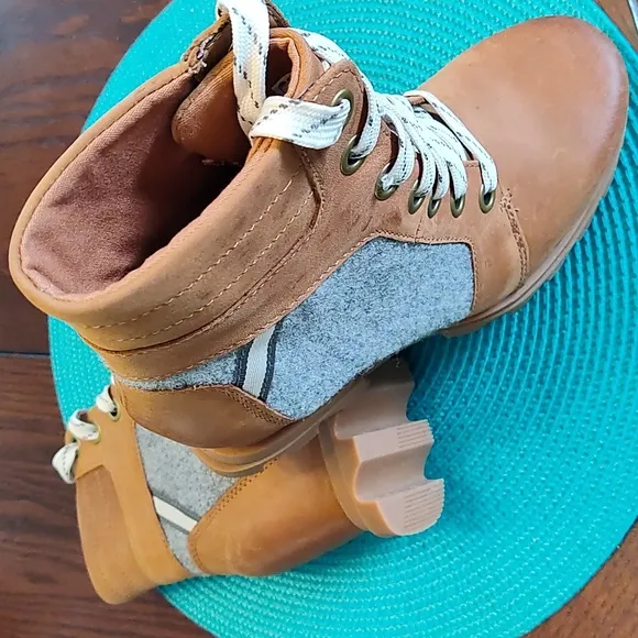 Sorel lace-up women's boots-NEW