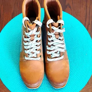 Sorel lace-up women's boots-NEW