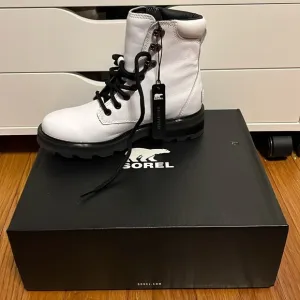 Sorel NEW in box Lennox Lace STKD WP boots Women’s Size 6.5