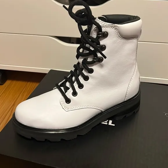 Sorel NEW in box Lennox Lace STKD WP boots Women’s Size 6.5