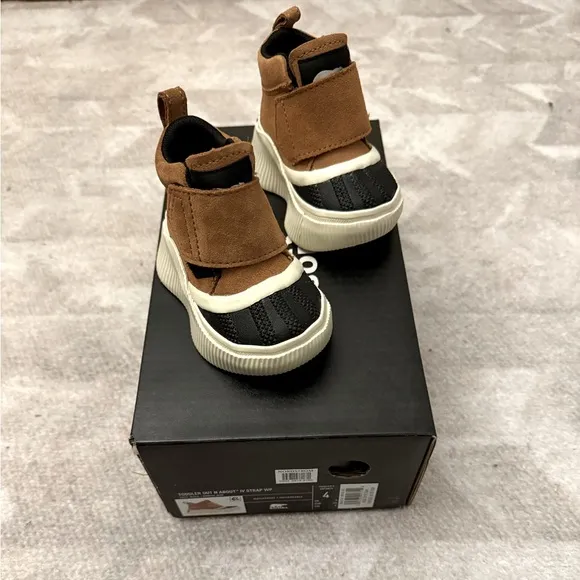 Sorel Out N About™ IV Strap Toddler Waterproof Winter/Snow Boot Size 4, Like New