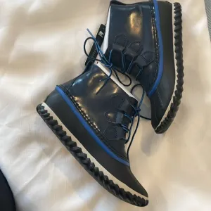 SOREL WATERPROOF OUT N ABOUT ANKLE BOOTS.  SHADES OF BLUE!   NEW IN BOX