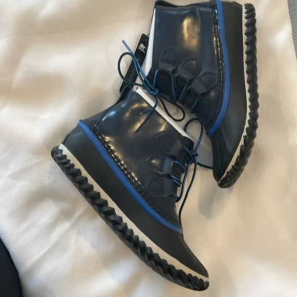 SOREL WATERPROOF OUT N ABOUT ANKLE BOOTS.  SHADES OF BLUE!   NEW IN BOX