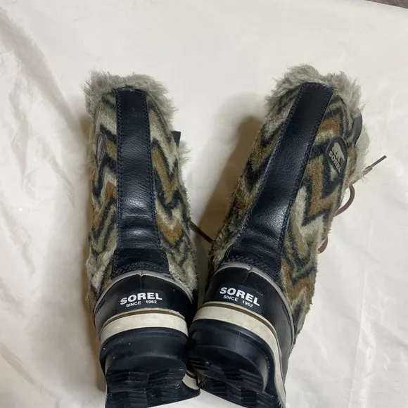 Sorel Womens 8 Tofino Black Chevron Mid Calf Snow Winter Boots Boho Waterproof
