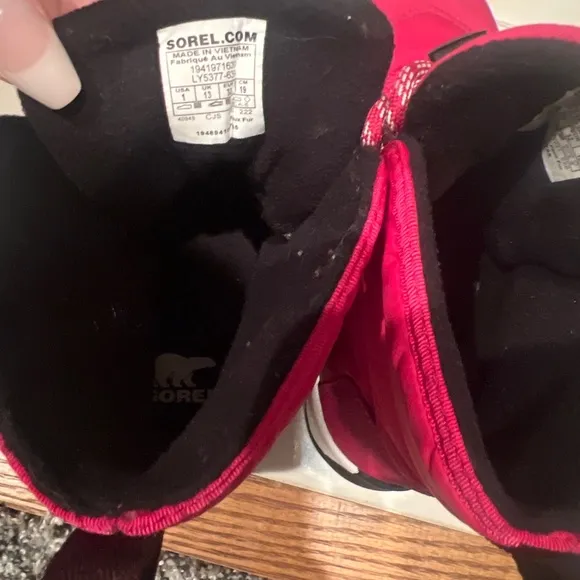 Sorrel little girls size 1 snow boots . Purchased at saks never worn.