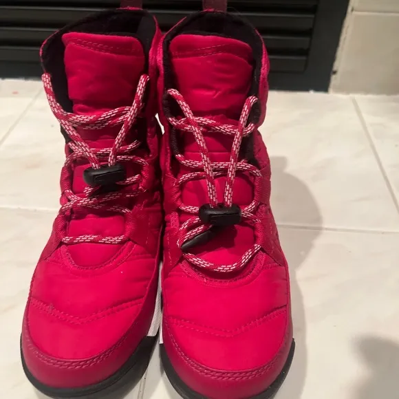 Sorrel little girls size 1 snow boots . Purchased at saks never worn.