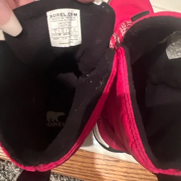 Sorrel little girls size 1 snow boots . Purchased at saks never worn.