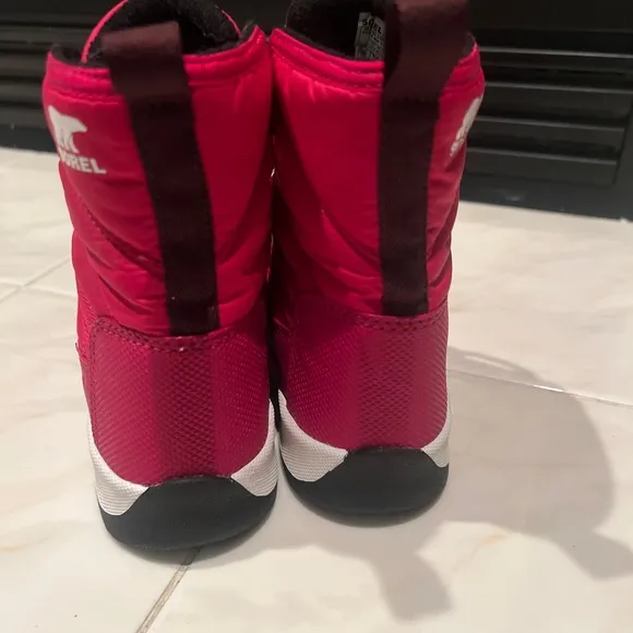 Sorrel little girls size 1 snow boots . Purchased at saks never worn.