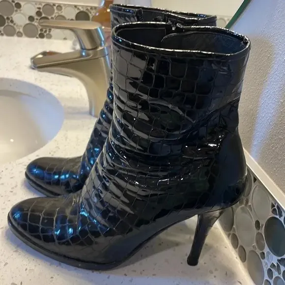 St John woman’s patent leather boots