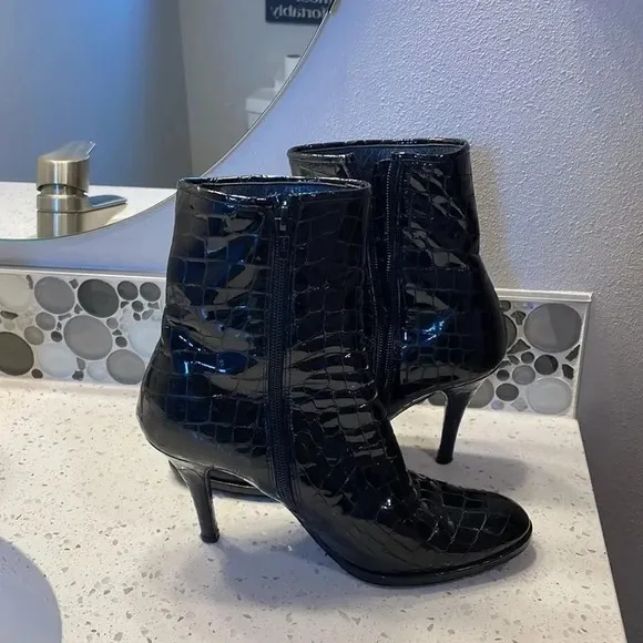 St John woman’s patent leather boots