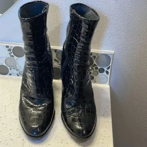 St John woman’s patent leather boots
