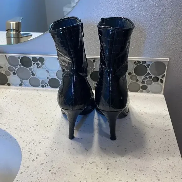 St John woman’s patent leather boots