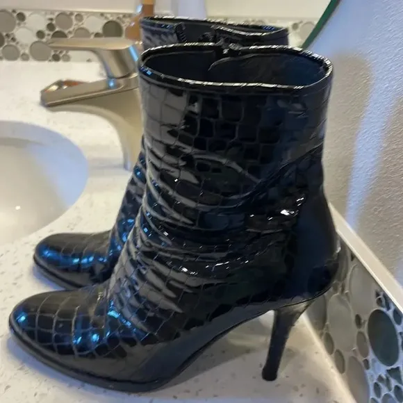 St John woman’s patent leather boots