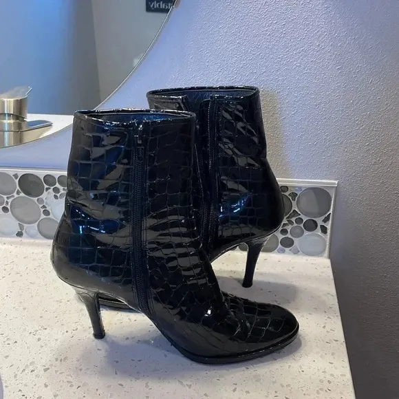 St John woman’s patent leather boots