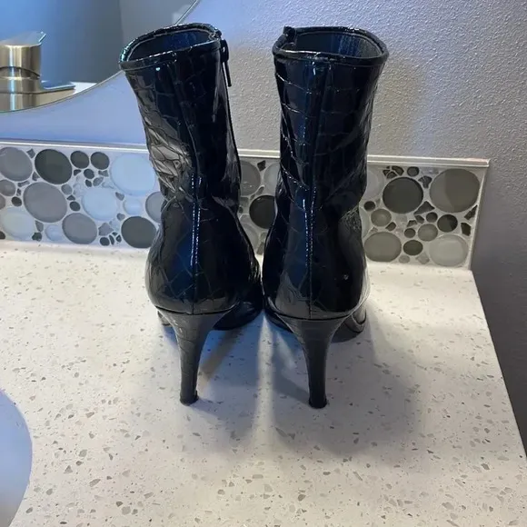 St John woman’s patent leather boots