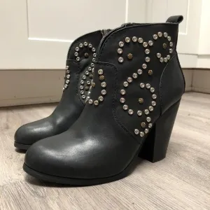Steve Madden Awsum Booties Size 7 Studded Black Leather Ankle Boots Western