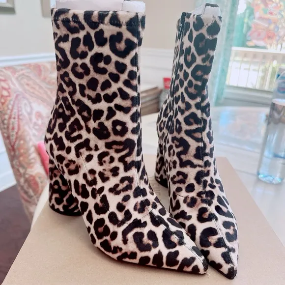 Steve Madden Valyant Leo Velvet Boots - NWT
