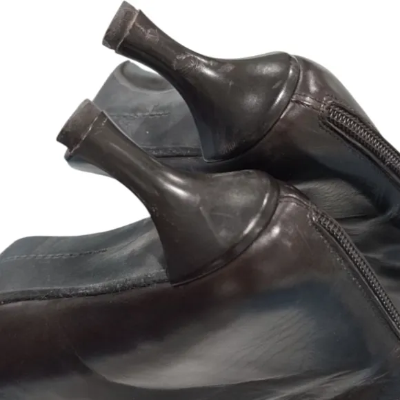 Stuart Weitzman Black Leather Zip-Up Kitten Heel Ankle Boots. Size 9.5
