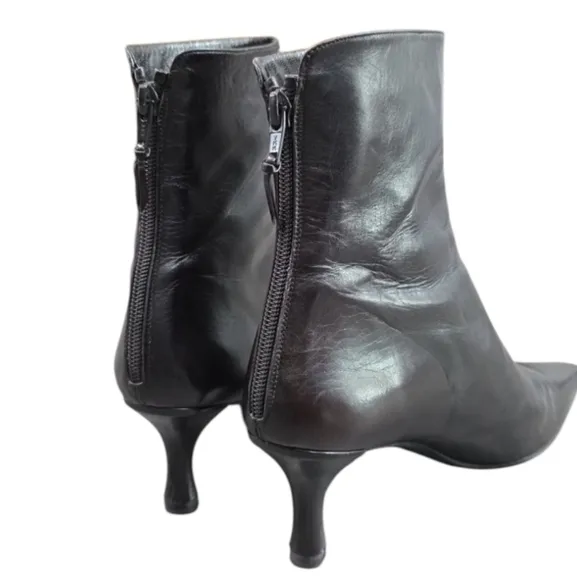 Stuart Weitzman Black Leather Zip-Up Kitten Heel Ankle Boots. Size 9.5