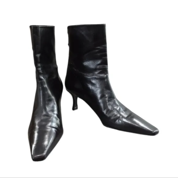 Stuart Weitzman Black Leather Zip-Up Kitten Heel Ankle Boots. Size 9.5