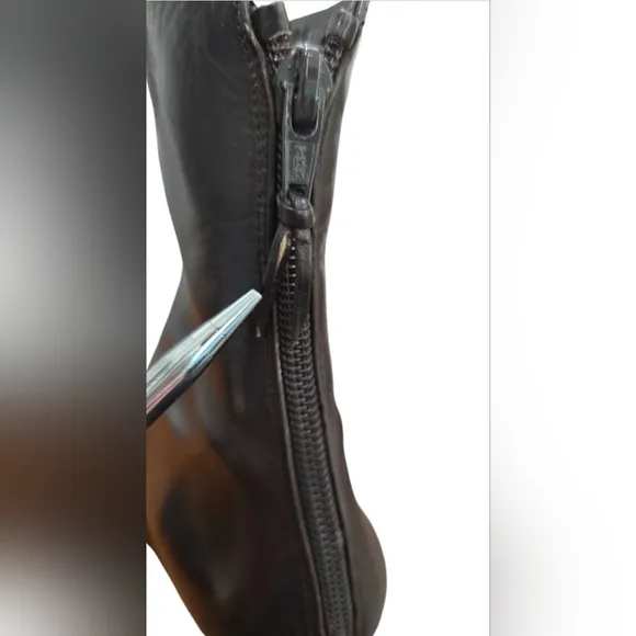 Stuart Weitzman Black Leather Zip-Up Kitten Heel Ankle Boots. Size 9.5
