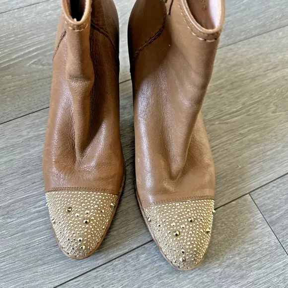 Stuart Weitzman Women Size 7.5M Studded Toe Zip‎ Back Tan Leather Ankle Bootie