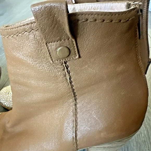 Stuart Weitzman Women Size 7.5M Studded Toe Zip‎ Back Tan Leather Ankle Bootie