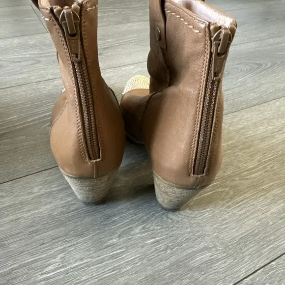 Stuart Weitzman Women Size 7.5M Studded Toe Zip‎ Back Tan Leather Ankle Bootie
