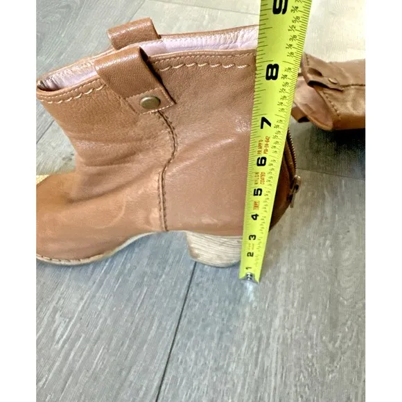 Stuart Weitzman Women Size 7.5M Studded Toe Zip‎ Back Tan Leather Ankle Bootie