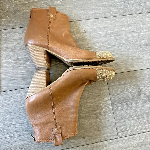Stuart Weitzman Women Size 7.5M Studded Toe Zip‎ Back Tan Leather Ankle Bootie