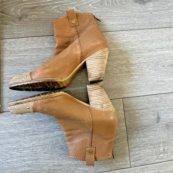 Stuart Weitzman Women Size 7.5M Studded Toe Zip‎ Back Tan Leather Ankle Bootie