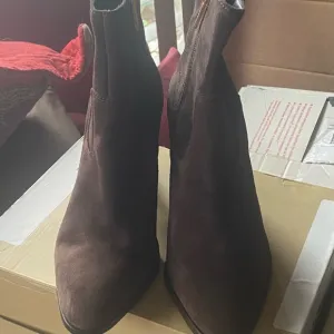 SUEDE ANKLE BOOTS NWOB