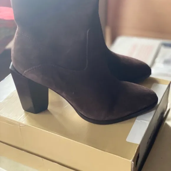 SUEDE ANKLE BOOTS NWOB