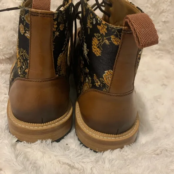Taft Black and Brown Boots Classic Ankle-High Design