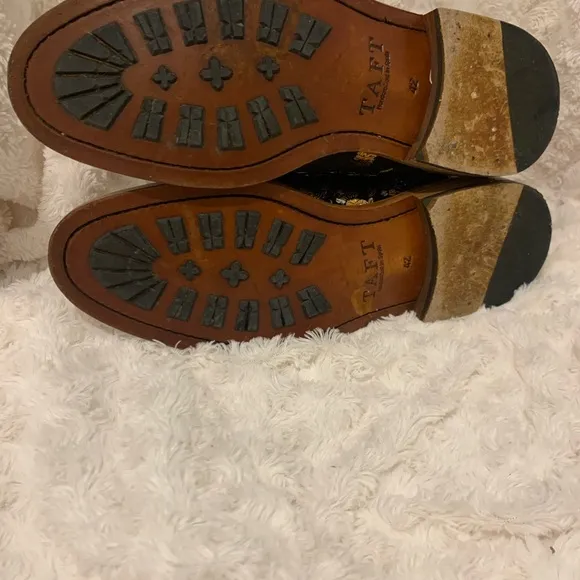 Taft Black and Brown Boots Classic Ankle-High Design